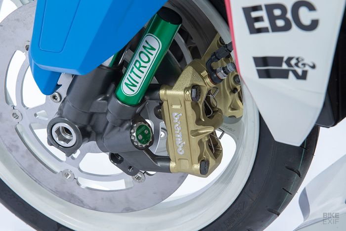 Tampilan kaki depannya