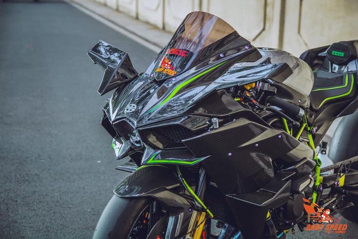 Fairingnya dibuat mirip Kawasaki H2R dan berbahan karbon