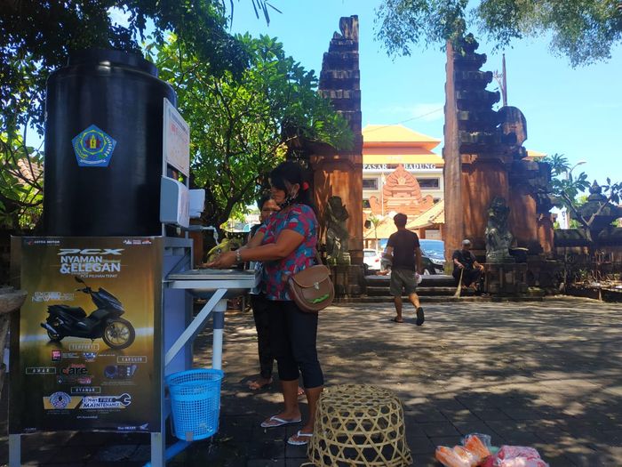 warga mencuci tangan di wastafel yang dibuat oleh Astra Motor Bali