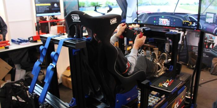 Simulator untuk sim racing dibuat layaknya kokpit mobil balap menggunakan jok balap serta setir dan pedal.