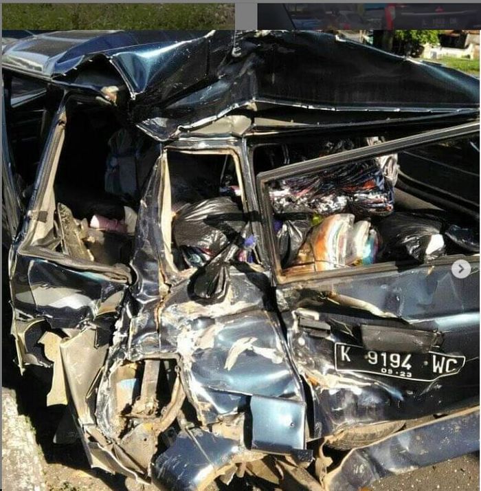 Kondisi Isuzu Panther yang hancur diterjang truk