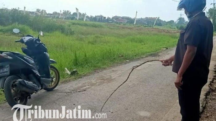 warga menunjukkan lokasi komplotan curanmor meledakkan bom ikan