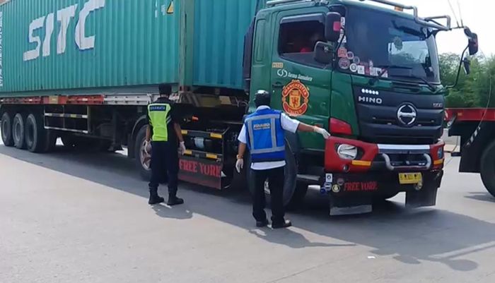 Sebuah truk yang dihentikan oleh petugas untuk dilakukan pengecekan.