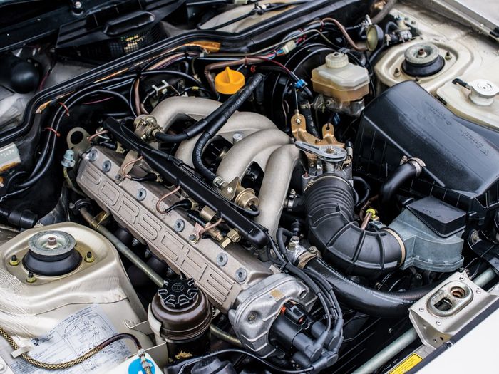 Mesin depan Porsche 924