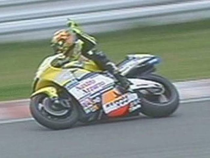 Valentino Rossi acungkan jari tengah ke Max Biaggi di Suzuka 2000