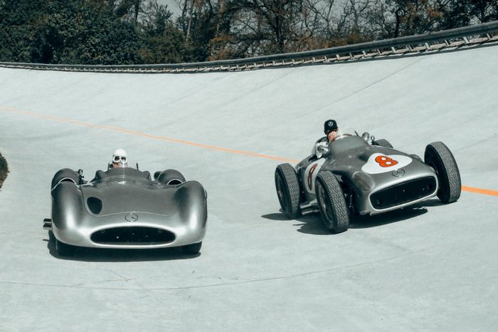 Lewis Hamilton bersama Sir Stirling Moss