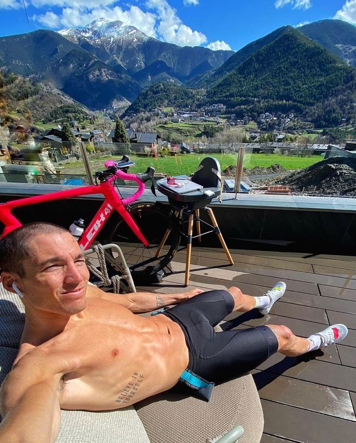 Aleix Espargaro latihan fisik dengan sepeda statis di teras rumahnya di Andorra