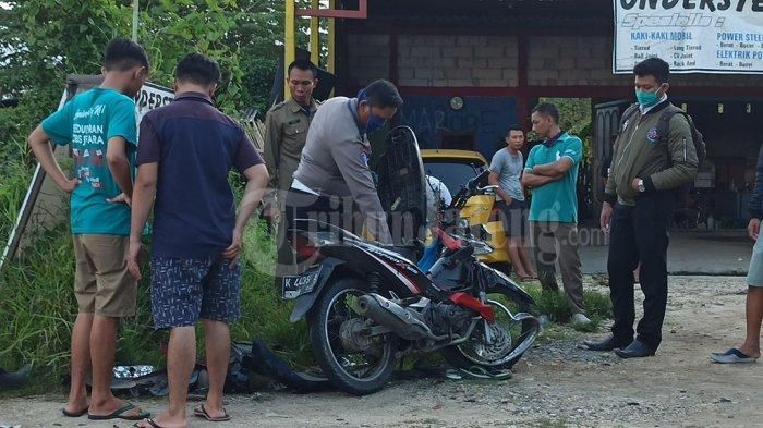 Sat Lantas Polres Demak mengevakuasi Honda Supra X 125 yang terlibat adu banteng dengan Toyota Kijang Innova di Demak, Jateng