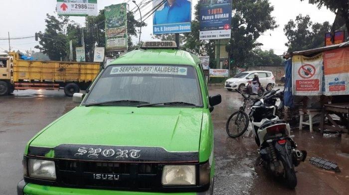 Angkot jurusan Serpong-Kaliderses saat sedang mangkal menunggu penumpang, Senin (13/4/2020)