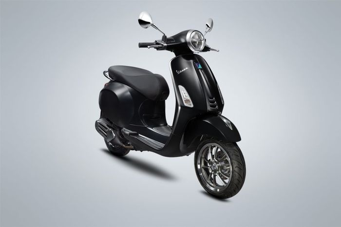 Vespa Primavera S  berkelir hitam.