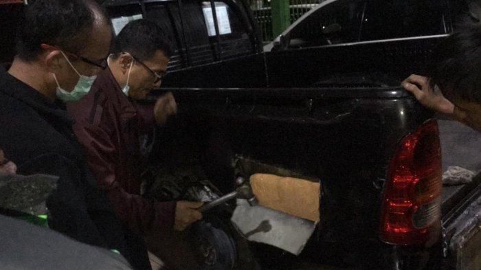 Polisi membongkar bak belakang Toyota Hilux yang dijadikan menyimpan sabu-sabu