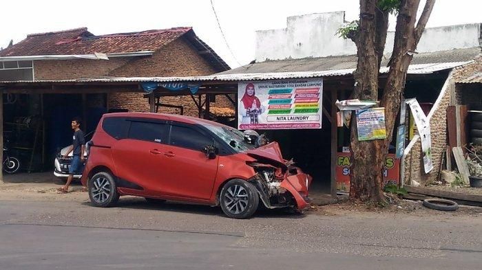 Kondisi Toyota Sienta hancur terjang pohon di Jl Ratu Dibalau, Tanjung Senang, Bandar Lampung