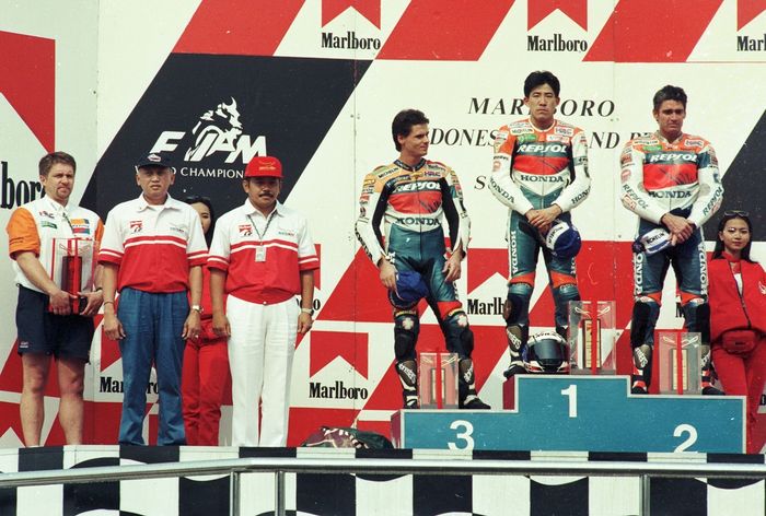 Kemenangan Tadayuki Okada (tengah) atas Michael Doohan (kanan) dan Alex Criville (kiri) di sirkuit Sentul menjadi kemenangannya yang pertama di kelas GP500.