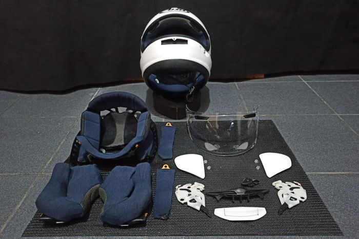 Copot semua bagian helm yang bisa dicopot tanpa alat khusus, detilnya bisa cek manual helm sobat.