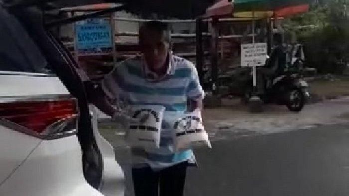 Pengusaha catering, Habib Hasan, saat membagikan sembako di kawasan Pasar Kliwon, Solo, Rabu (1/4/2020).