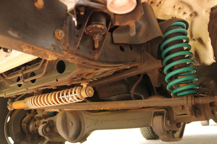 Suspensi sudah dimodifikasi biar makin jangkung dan tetap stabil