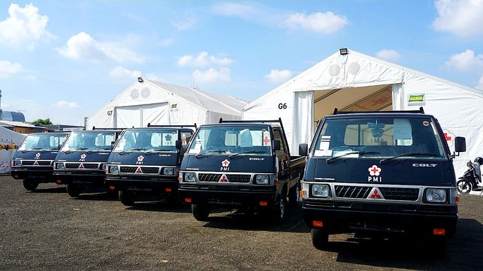 5 unit L300 yang didonasikan Mitsubishi kepada PMI