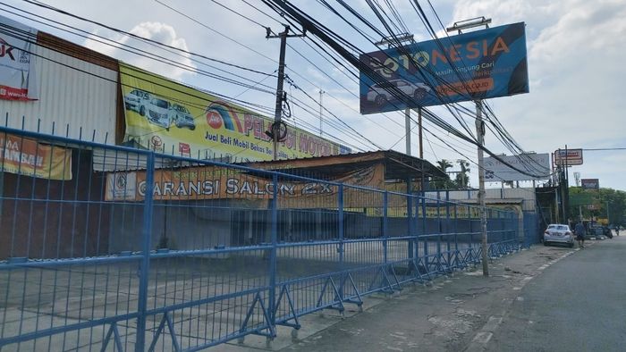 Sebagian showroom mobil bekas di Jl. Sultan Agung, Bekasi, pada hari ke-2 PSBB Kota Bekasi (16/4/2020)