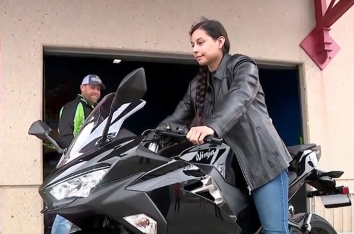 Perawat Mercedes Suarez diberi Kawasaki Ninja 400 setelah motornya hilang