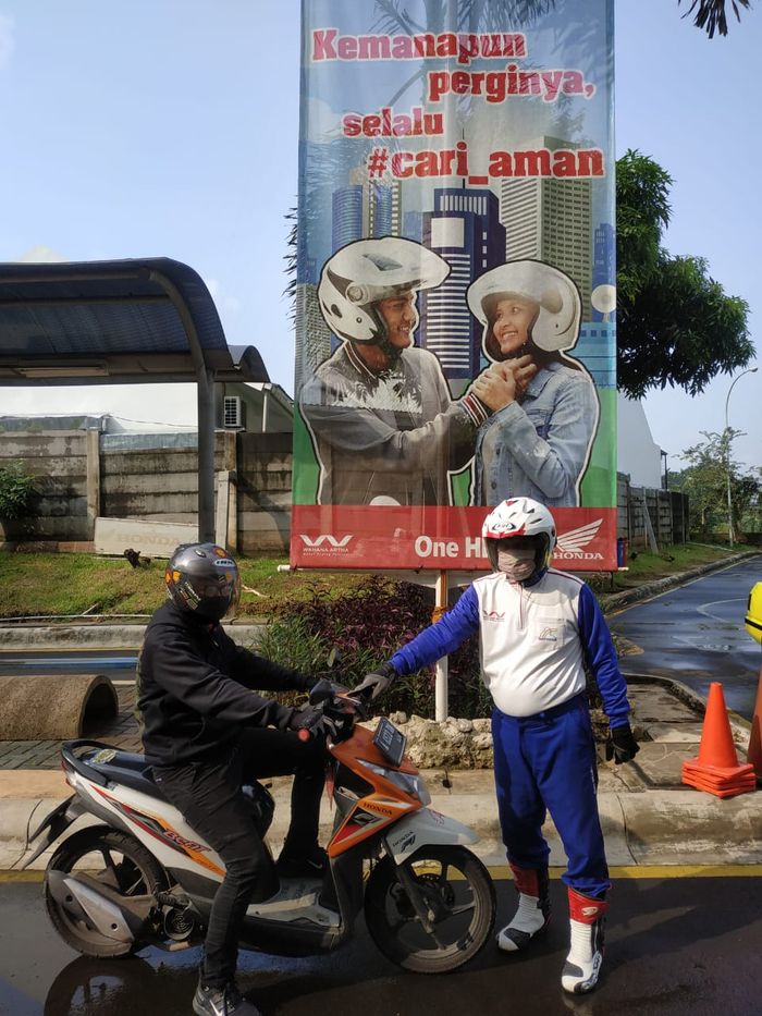 Ilustrasi Tim Safety Riding Promotion Wahana Honda membantu penertiban PSBB bagi pemotor