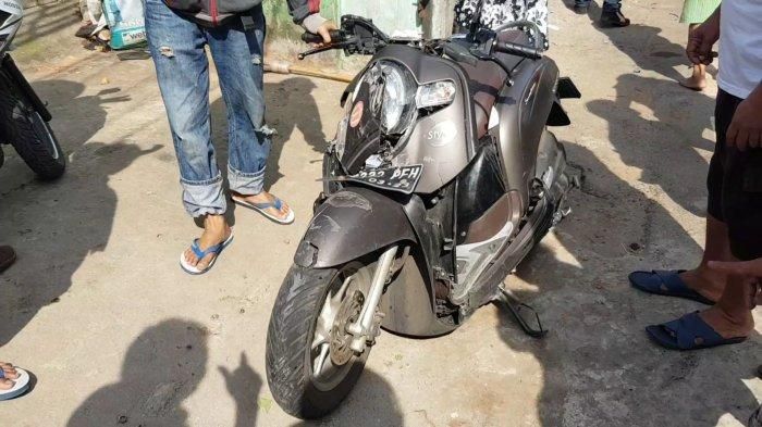 Kondisi sepeda motor Scoppy berpelat B 3222 PFH yang terlibat kecelakaan di Jalan I Gusti Ngurah, Duren Sawit, Jakarta Timur, Sabtu (18/4/2020).