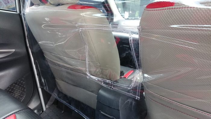 sekat plastik sampai bawah kabin mobil