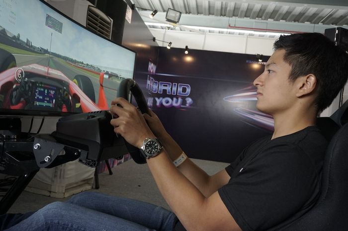 Rio Haryanto sedang membalap menggunakan simulator sim racing dari GT-Sim.id
