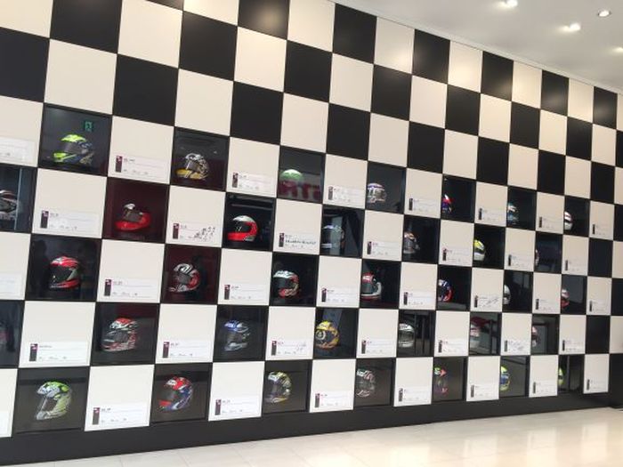 Ada juga koleksi helm dari beragam pembalap-pembalap Honda, baik itu pembalap motor dan mobil yang terpajang di museum di sirkuit Suzuka 