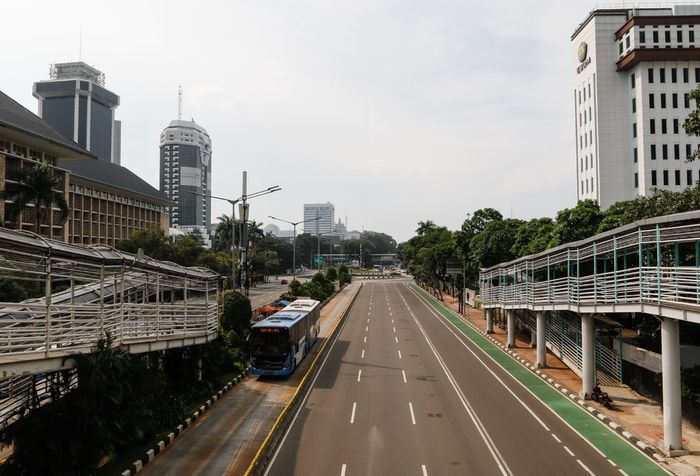 Lalu lintas di Jalan MH Thamrin, Jakarta Pusat pada akhir pekan, Sabtu (18/4/2020) lalu 