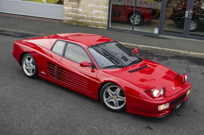 Desain lampu lipat pada Ferrari Testarossa