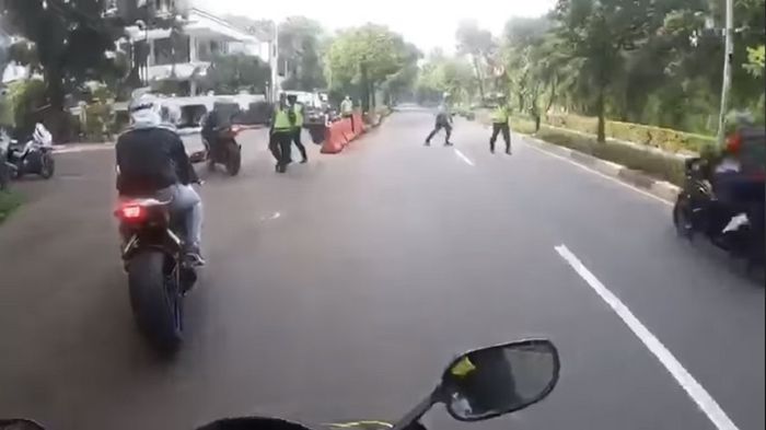 Hasil tangkapan layar, saat pengendara motor diberhentikan petugas polisi