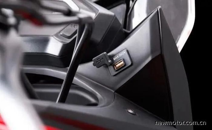 Honda CBF190F sudah dilengkapi colokan USB