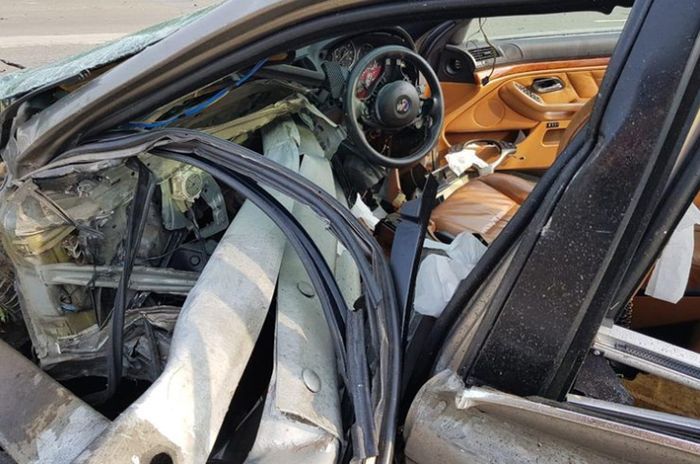 Kondisi interior BMW yang mengalami kecelakaan di tol Jagorawi. Besi pembatas jalan tol sampai masuk ke dalam kabin.