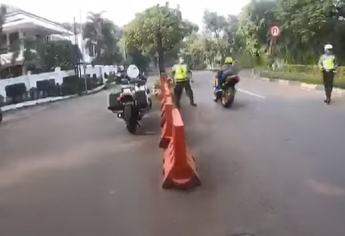 Hasil tangkapan layar, petugas polisi menhentikan pengendara motor kabur