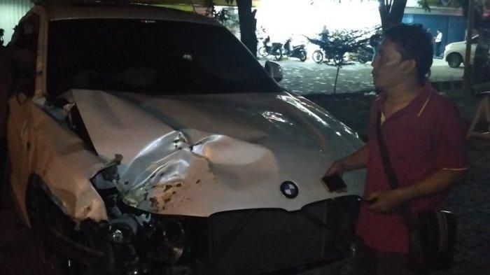 Mobil BMW seri X4 bernomor polisi H 8112 SY mengalami kecelakaan tunggal di Jalan Puri Anjasmoro Raya, Semarang Barat, Jawa Tengah, Minggu (31/4/2019) sekitar pukul 00.15 WIB.