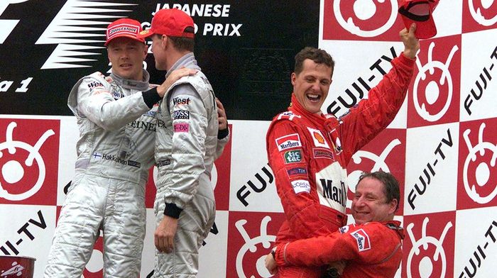 Jadi juara dunia F1 2000, Michael Schumacher dipeluk bos tim Ferrari Jean Todt di podium F1 Jepang