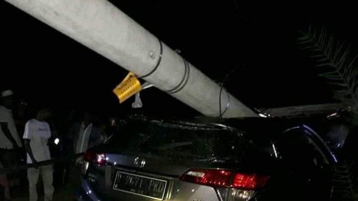 Honda HR-V yang tabrak tiang listrik PLN hingga roboh menimpa atap di Bangka Belitung