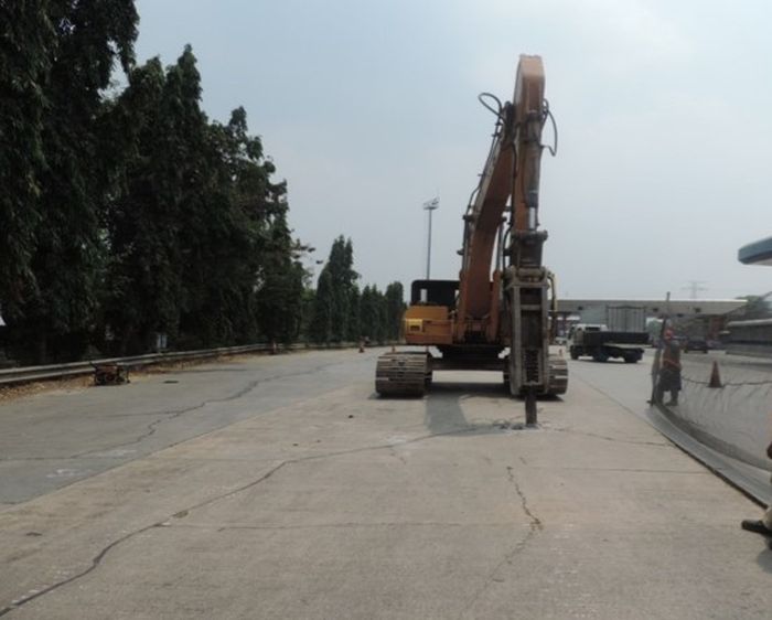 Ilustrasi. Pengerjaan rekonstruksi perkerasan beton Jalan Tol. 