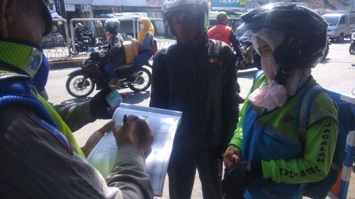Sosialisasi tentang perubahan perwal ini juga dianggap kurang sosialisasi. Di beberapa checkpoint ada pengendara yang cuma diberi surat, namun di tempat lain disuruh putar balik