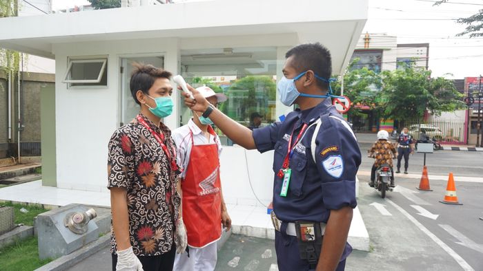 pengecekan suhu tubuh karyawan Astra Motor Jateng