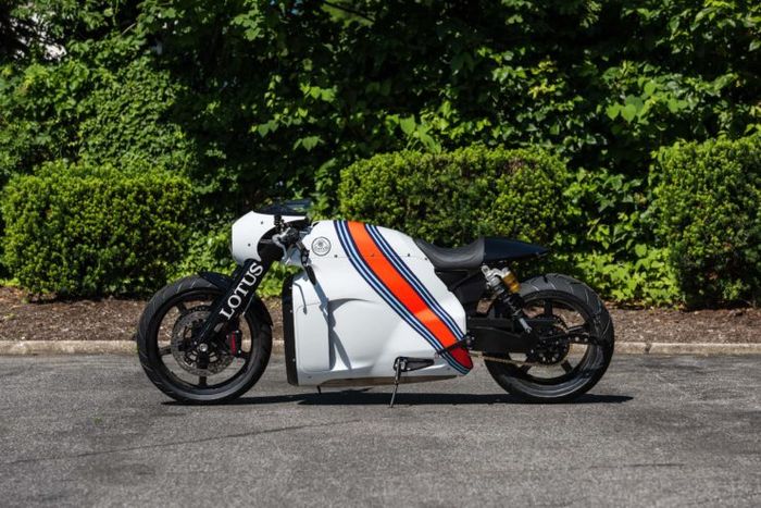 Tampilannya dibuat bergaya cafe racer