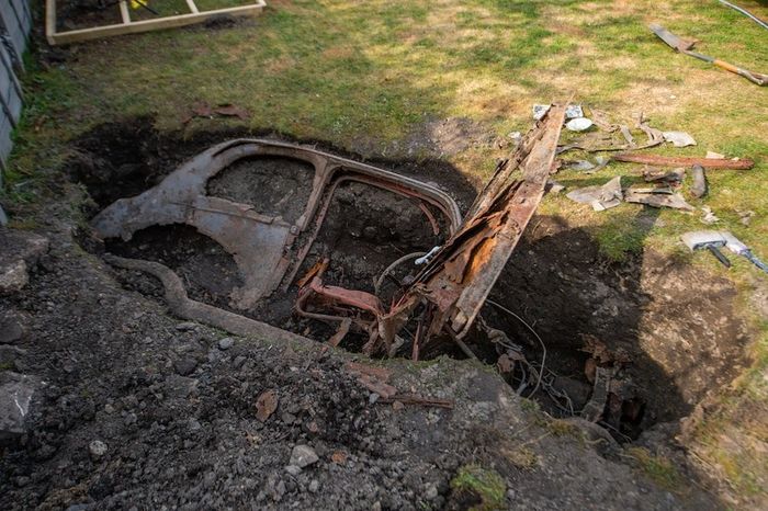 Ford Popular 103e yang terkubur di halam rumah John Brayshaw.