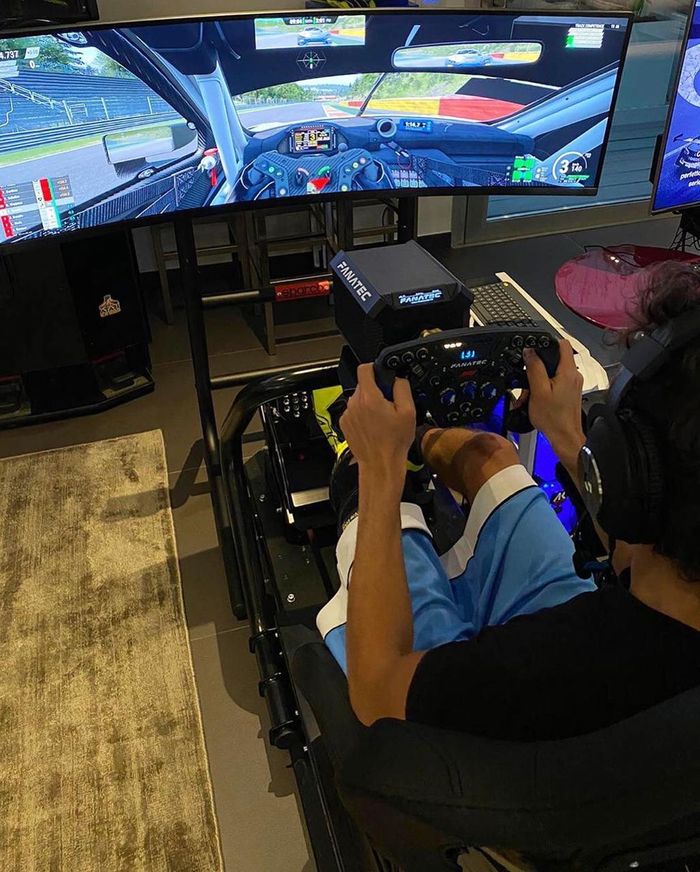 Valentino Rossi dan alat simulator balapnya Fanatec juga bermain Grand Tourismo
