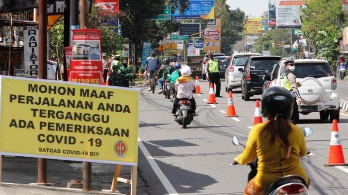 Petugas melakukan pemilahan kendaaran dengan plat nomor luar daerah untuk pemeriksaan yang melintas memasuki perbatasan di Posko Terpadu Penanganan Covid-19 jalan raya Yogyakarta-Magelang.
