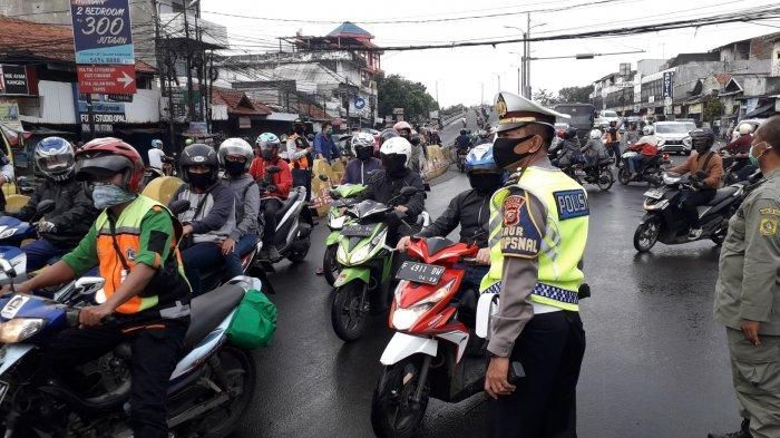 Pemeriksaan petugas di check point PSBB Simpang Pasar Cibinong, Kabupaten Bogor. 