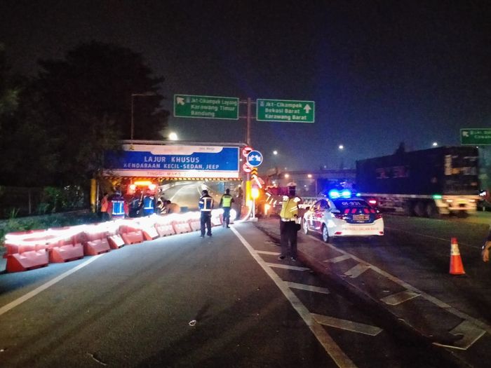 Penyekatan Jalan tol Jakarta Cikampek diberlakukan mulai Jumat 24/4 dini hari, disiagakan dua titik penyekatan halau pemudik 