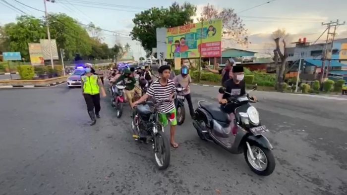Satlantas Polres Tanjungpinang berhasil menjaring puluhan remaja yang kepergok sedang ngetrek atau balapan liar 