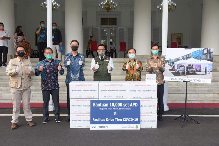 Yoon Seok Choi, President Director HMMI secara langsung menyerahkan donasi ini kepada Gubernur Jawa Barat, Ridwan Kamil.