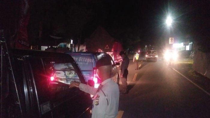 Pemeriksaan kendaraan di pos penyekatan di wilayah Desa Pejarakan, Kecamatan Gerokgak.
