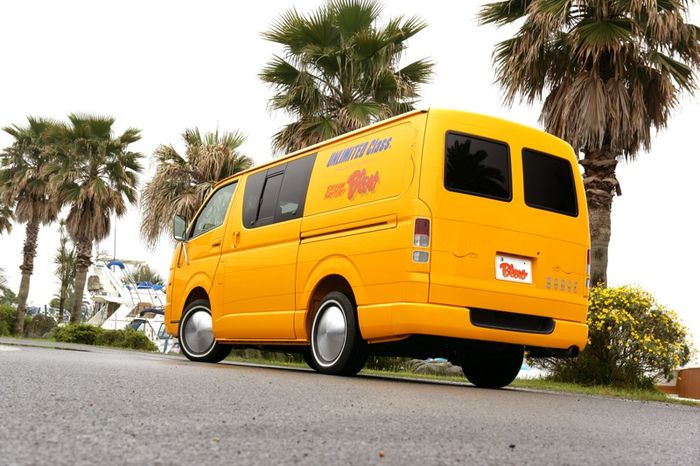 Toyota Hiace dimodifikasi gaya Dodge A100